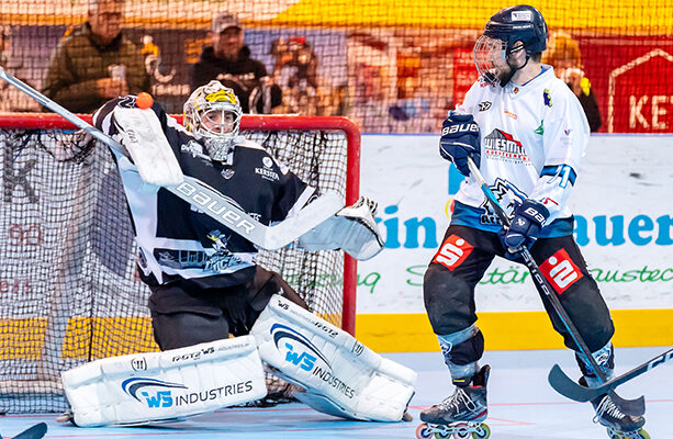 Torhüter wehr den Ball eines Spielers des IHC Attings ab