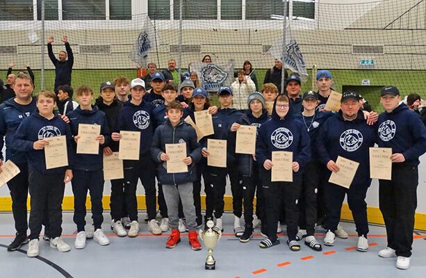 Gruppenfoto der Jugendmannschaft nach erhalten von Urkunden für den vierten Platz